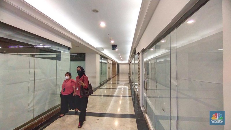 Warga melewati toko-toko kosong di Mal Plaza Semanggi, Jakarta, Selasa (6/6/2023). (վ/Tri Susilo)