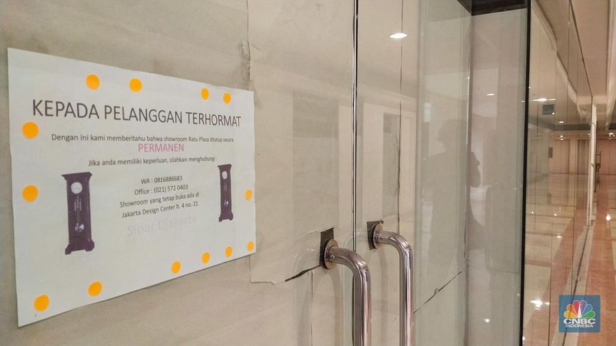 Warga melewati toko-toko kosong di Mal Plaza Semanggi, Jakarta, Selasa (6/6/2023). (վ/Tri Susilo)
