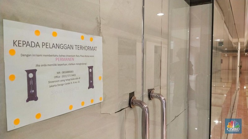 Warga melewati toko-toko kosong di Mal Plaza Semanggi, Jakarta, Selasa (6/6/2023). (վ/Tri Susilo)