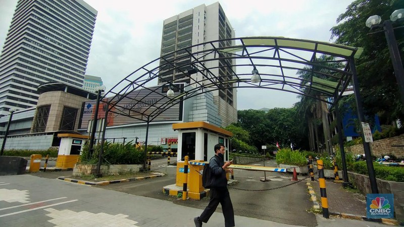 Warga melewati toko-toko kosong di Mal Plaza Semanggi, Jakarta, Selasa (6/6/2023). (վ/Tri Susilo)