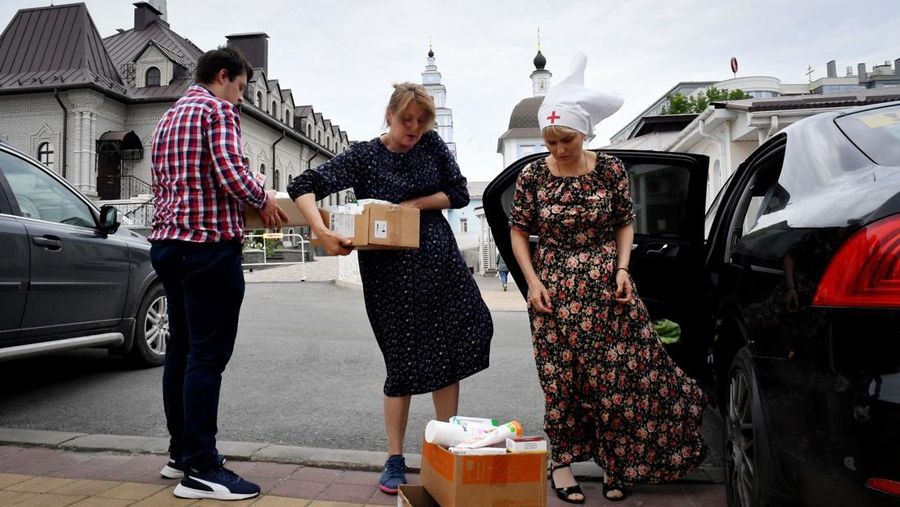 Orang-orang yang dievakuasi dari zona wilayah Belgorod yang berbatasan dengan Ukraina, termasuk yang berasal dari kota Shebekino, menerima bantuan kemanusiaan di Belgorod, pada 3 Juni 2023. (OLGA MALTSEVA/AFP via Getty Images)