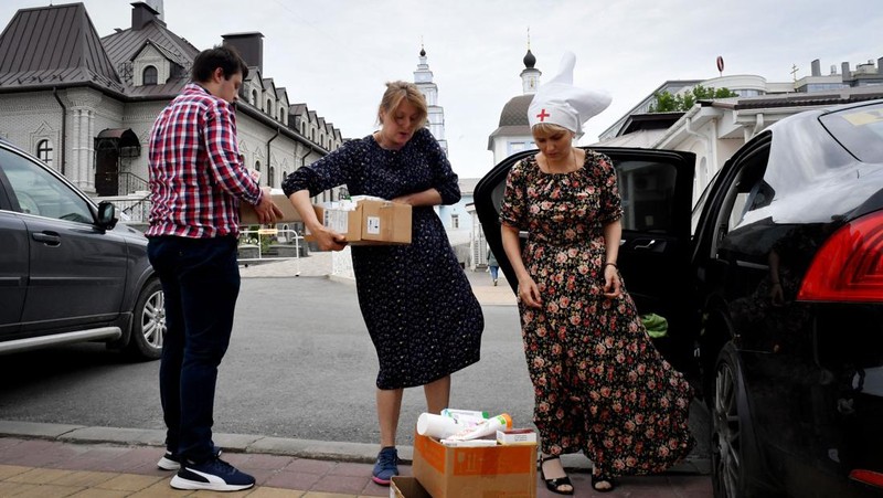 Orang-orang yang dievakuasi dari zona wilayah Belgorod yang berbatasan dengan Ukraina, termasuk yang berasal dari kota Shebekino, menerima bantuan kemanusiaan di Belgorod, pada 3 Juni 2023. (OLGA MALTSEVA/AFP via Getty Images)
