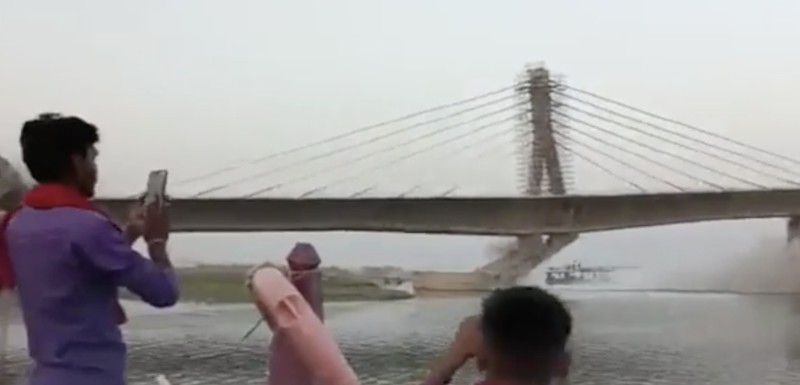 Foto yang diambil pada 4 Juni 2023 ini menunjukkan jembatan yang sedang dibangun kembali runtuh ke sungai Gangga di distrik Bhagalpur negara bagian Bihar, India timur. Foto yang diambil pada 4 Juni 2023 ini menunjukkan jembatan yang sedang dibangun kembali runtuh ke sungai Gangga di distrik Bhagalpur negara bagian Bihar, India timur. (-/AFP via Getty Images)