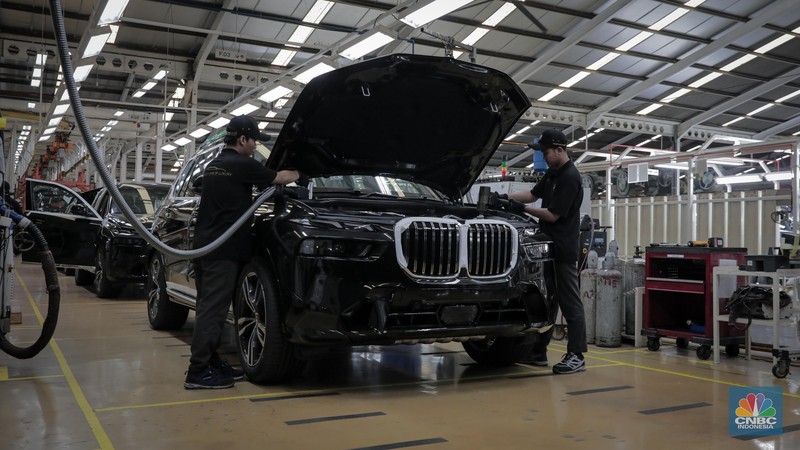 Sejumlah pekerja menyeselaikan perakitan mobil BMW di pabrik pembuatan mobil PT Gaya Motor, Sunter, Jakarta Utara, Selasa (6/6/2023). Pabrik ini merakit komponen mobil BMW yang sudah berbentuk incompletely knocked down. (CNBC Indonesia/Faisal Rahman)