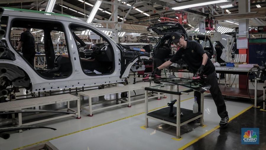 Sejumlah pekerja menyeselaikan perakitan mobil BMW di pabrik pembuatan mobil PT Gaya Motor, Sunter, Jakarta Utara, Selasa (6/6/2023). Pabrik ini merakit komponen mobil BMW yang sudah berbentuk incompletely knocked down. (CNBC Indonesia/Faisal Rahman)