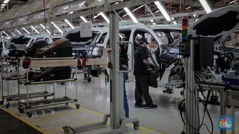 Sejumlah pekerja menyeselaikan perakitan mobil BMW di pabrik pembuatan mobil PT Gaya Motor, Sunter, Jakarta Utara, Selasa (6/6/2023). Pabrik ini merakit komponen mobil BMW yang sudah berbentuk incompletely knocked down. (CNBC Indonesia/Faisal Rahman)