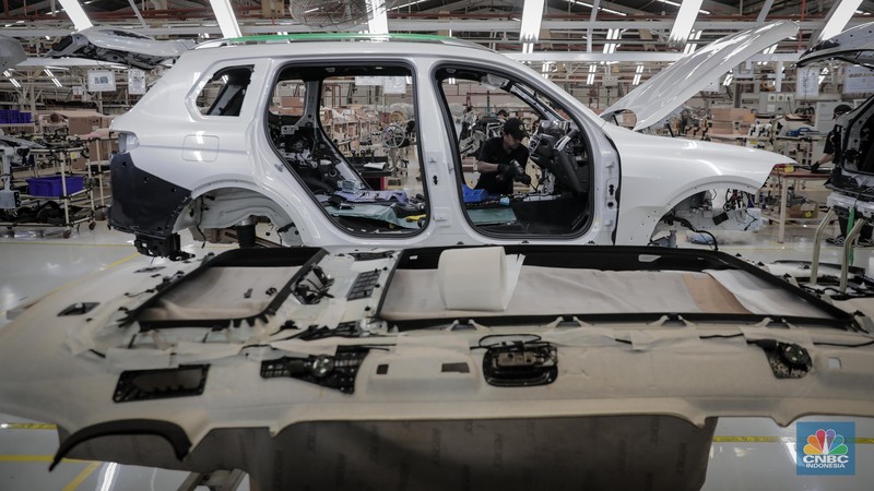 Sejumlah pekerja menyeselaikan perakitan mobil BMW di pabrik pembuatan mobil PT Gaya Motor, Sunter, Jakarta Utara, Selasa (6/6/2023). Pabrik ini merakit komponen mobil BMW yang sudah berbentuk incompletely knocked down. (CNBC Indonesia/Faisal Rahman) Sejumlah pekerja menyeselaikan perakitan mobil BMW di pabrik pembuatan mobil PT Gaya Motor, Sunter, Jakarta Utara, Selasa (6/6/2023). Pabrik ini merakit komponen mobil BMW yang sudah berbentuk incompletely knocked down. (CNBC Indonesia/Faisal Rahman)