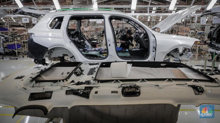 Sejumlah pekerja menyeselaikan perakitan mobil BMW di pabrik pembuatan mobil PT Gaya Motor, Sunter, Jakarta Utara, Selasa (6/6/2023). Pabrik ini merakit komponen mobil BMW yang sudah berbentuk incompletely knocked down. (CNBC Indonesia/Faisal Rahman)