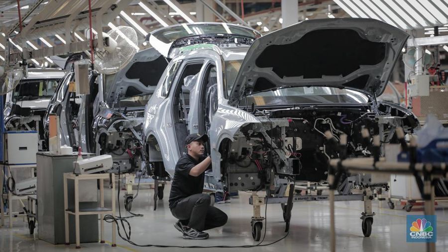 Sejumlah pekerja menyeselaikan perakitan mobil BMW di pabrik pembuatan mobil PT Gaya Motor, Sunter, Jakarta Utara, Selasa (6/6/2023). Pabrik ini merakit komponen mobil BMW yang sudah berbentuk incompletely knocked down. (CNBC Indonesia/Faisal Rahman)