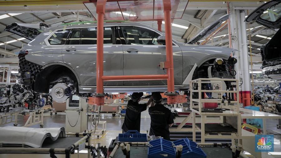 Sejumlah pekerja menyeselaikan perakitan mobil BMW di pabrik pembuatan mobil PT Gaya Motor, Sunter, Jakarta Utara, Selasa (6/6/2023). Pabrik ini merakit komponen mobil BMW yang sudah berbentuk incompletely knocked down. (CNBC Indonesia/Faisal Rahman)