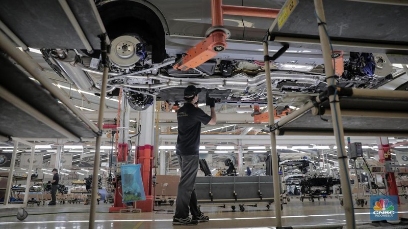 Sejumlah pekerja menyeselaikan perakitan mobil BMW di pabrik pembuatan mobil PT Gaya Motor, Sunter, Jakarta Utara, Selasa (6/6/2023). Pabrik ini merakit komponen mobil BMW yang sudah berbentuk incompletely knocked down. (CNBC Indonesia/Faisal Rahman)