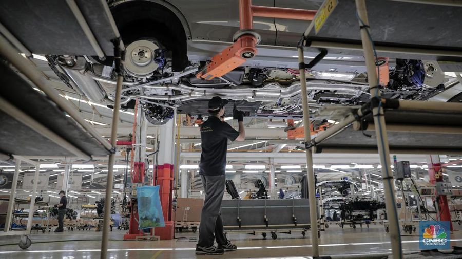 Sejumlah pekerja menyeselaikan perakitan mobil BMW di pabrik pembuatan mobil PT Gaya Motor, Sunter, Jakarta Utara, Selasa (6/6/2023). Pabrik ini merakit komponen mobil BMW yang sudah berbentuk incompletely knocked down. (CNBC Indonesia/Faisal Rahman) Sejumlah pekerja menyeselaikan perakitan mobil BMW di pabrik pembuatan mobil PT Gaya Motor, Sunter, Jakarta Utara, Selasa (6/6/2023). Pabrik ini merakit komponen mobil BMW yang sudah berbentuk incompletely knocked down. (CNBC Indonesia/Faisal Rahman)