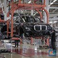 Sejumlah pekerja menyeselaikan perakitan mobil BMW di pabrik pembuatan mobil PT Gaya Motor, Sunter, Jakarta Utara, Selasa (6/6/2023). Pabrik ini merakit komponen mobil BMW yang sudah berbentuk incompletely knocked down. (CNBC Indonesia/Faisal Rahman)