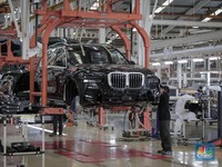 Sejumlah pekerja menyeselaikan perakitan mobil BMW di pabrik pembuatan mobil PT Gaya Motor, Sunter, Jakarta Utara, Selasa (6/6/2023). Pabrik ini merakit komponen mobil BMW yang sudah berbentuk incompletely knocked down. (CNBC Indonesia/Faisal Rahman)