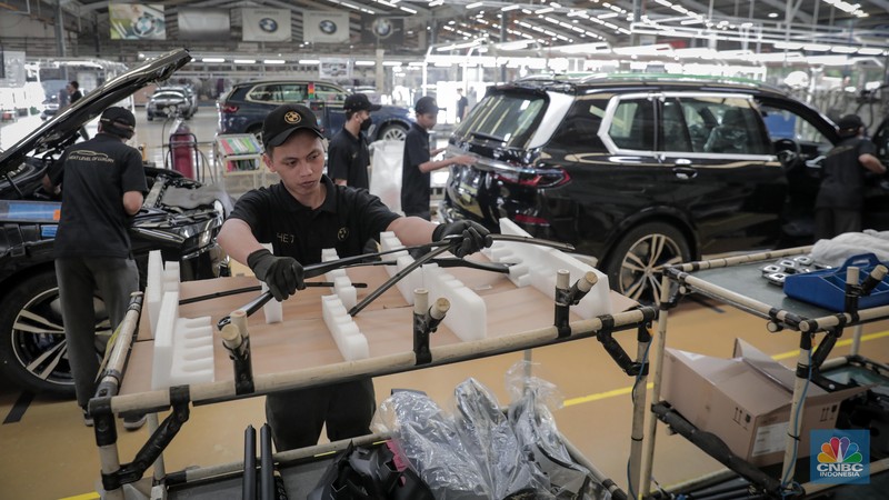 Sejumlah pekerja menyeselaikan perakitan mobil BMW di pabrik pembuatan mobil PT Gaya Motor, Sunter, Jakarta Utara, Selasa (6/6/2023). Pabrik ini merakit komponen mobil BMW yang sudah berbentuk incompletely knocked down. (CNBC Indonesia/Faisal Rahman)