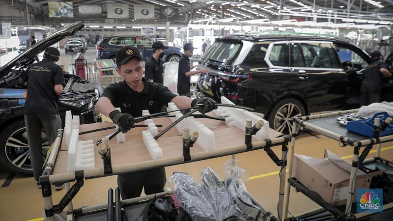 Sejumlah pekerja menyeselaikan perakitan mobil BMW di pabrik pembuatan mobil PT Gaya Motor, Sunter, Jakarta Utara, Selasa (6/6/2023). Pabrik ini merakit komponen mobil BMW yang sudah berbentuk incompletely knocked down. (CNBC Indonesia/Faisal Rahman)