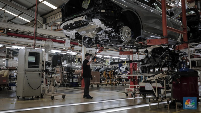 Sejumlah pekerja menyeselaikan perakitan mobil BMW di pabrik pembuatan mobil PT Gaya Motor, Sunter, Jakarta Utara, Selasa (6/6/2023). Pabrik ini merakit komponen mobil BMW yang sudah berbentuk incompletely knocked down. (CNBC Indonesia/Faisal Rahman)