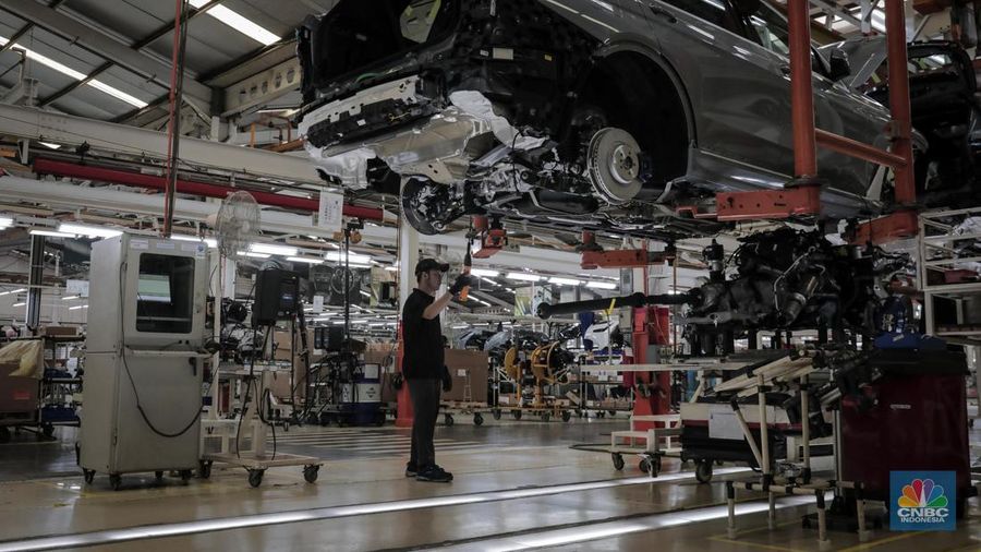 Sejumlah pekerja menyeselaikan perakitan mobil BMW di pabrik pembuatan mobil PT Gaya Motor, Sunter, Jakarta Utara, Selasa (6/6/2023). Pabrik ini merakit komponen mobil BMW yang sudah berbentuk incompletely knocked down. (CNBC Indonesia/Faisal Rahman)