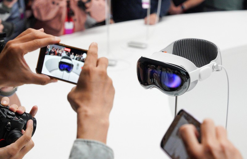 Headset Vision Pro Apple dipajang di Worldwide Developers Conference tahunan Apple di kantor pusat perusahaan di Cupertino, California, AS, 5 Juni 2023. (REUTERS/Loren Elliott)