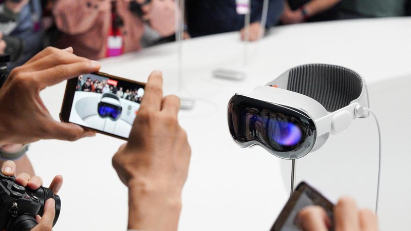 Headset Vision Pro Apple dipajang di Worldwide Developers Conference tahunan Apple di kantor pusat perusahaan di Cupertino, California, AS, 5 Juni 2023. (REUTERS/Loren Elliott)