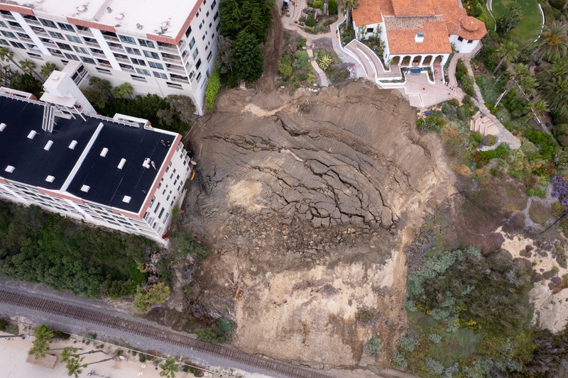 Tanah longsor kembali terjadi yang hampir meruntuhkan situs budaya Casa Romantica yang bersejarah di San Clemente, California, AS pada Senin, (5/6/2023). (Dok. casaromantica)
