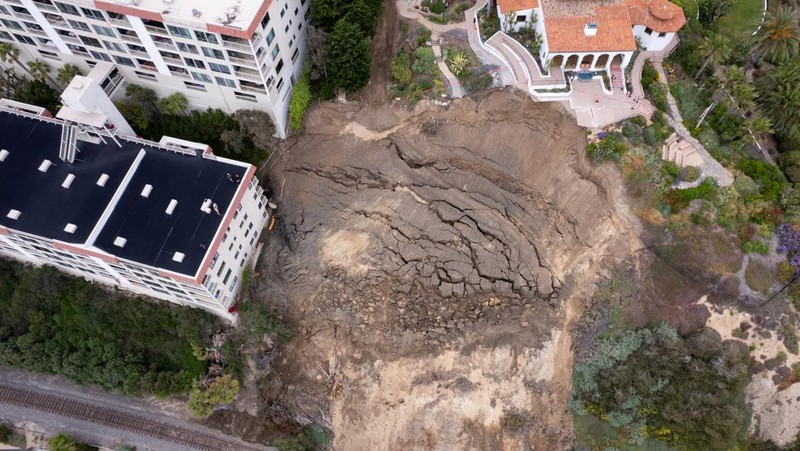 Tanah longsor kembali terjadi yang hampir meruntuhkan situs budaya Casa Romantica yang bersejarah di San Clemente, California, AS pada Senin, (5/6/2023). (Dok. casaromantica)