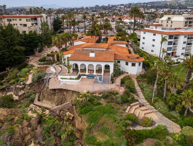 Tanah longsor kembali terjadi yang hampir meruntuhkan situs budaya Casa Romantica yang bersejarah di San Clemente, California, AS pada Senin, (5/6/2023). Tanah longsor kembali terjadi yang hampir meruntuhkan situs budaya Casa Romantica yang bersejarah di San Clemente, California, AS pada Senin, (5/6/2023). (Dok. casaromantica)