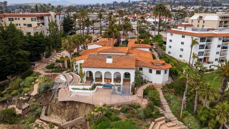 Tanah longsor kembali terjadi yang hampir meruntuhkan situs budaya Casa Romantica yang bersejarah di San Clemente, California, AS pada Senin, (5/6/2023). (Dok. casaromantica)