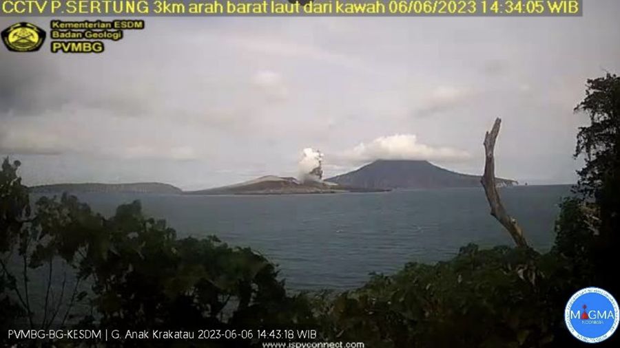 Terjadi erupsi G. Anak Krakatau pada hari Selasa, 06 Juni 2023, pukul 14:34 WIB tinggi kolom abu teramati ± 500 m di atas puncak. (Twitter/PVMBG)