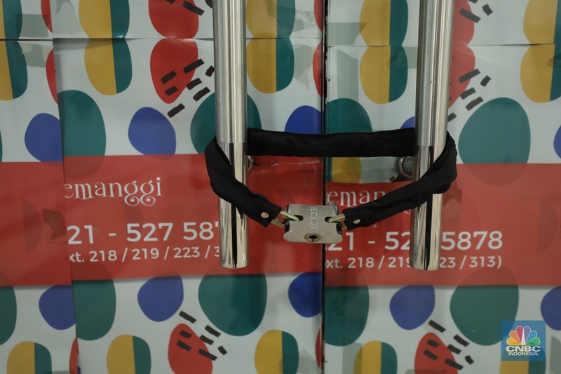 Warga melewati toko-toko kosong di Mal Plaza Semanggi, Jakarta, Selasa (6/6/2023). (վ/Tri Susilo)