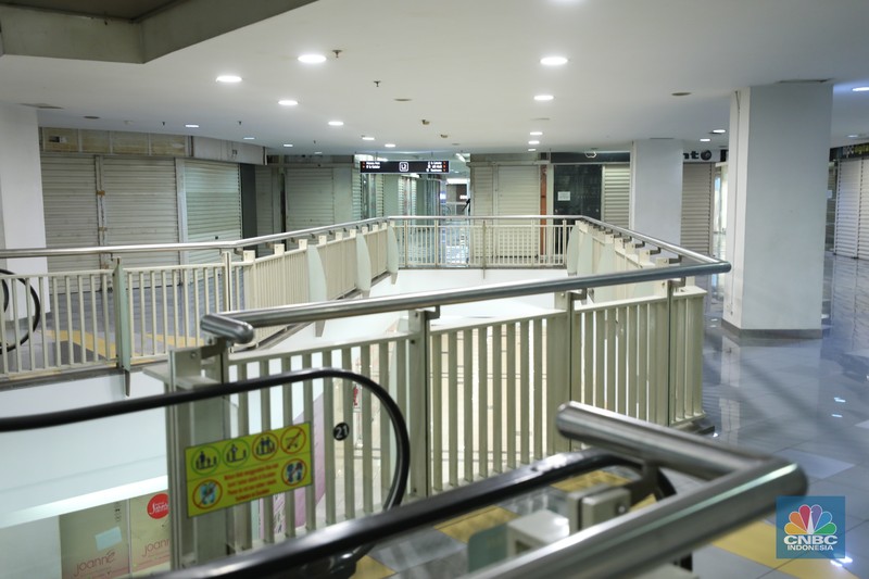 Warga melewati toko-toko kosong di Mal Plaza Semanggi, Jakarta, Selasa (6/6/2023). (վ/Tri Susilo)