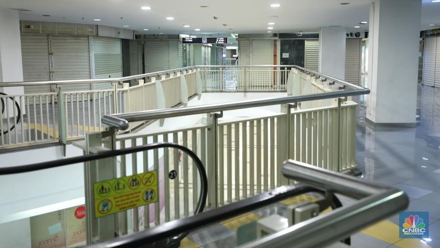 Warga melewati toko-toko kosong di Mal Plaza Semanggi, Jakarta, Selasa (6/6/2023). (վ/Tri Susilo)