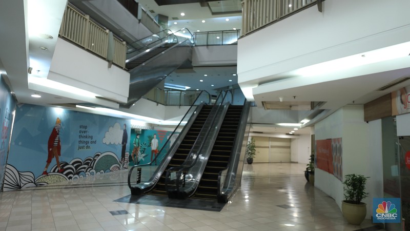 Warga melewati toko-toko kosong di Mal Plaza Semanggi, Jakarta, Selasa (6/6/2023). (վ/Tri Susilo)