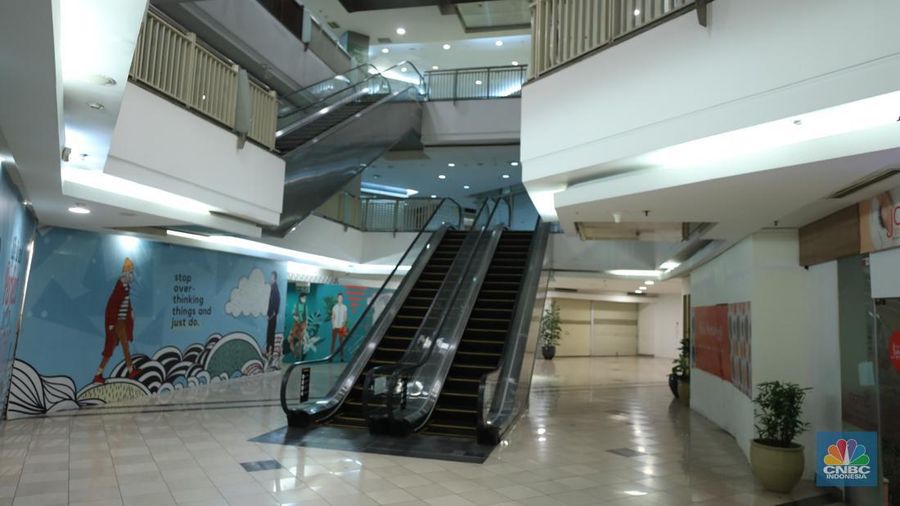 Warga melewati toko-toko kosong di Mal Plaza Semanggi, Jakarta, Selasa (6/6/2023). (վ/Tri Susilo)