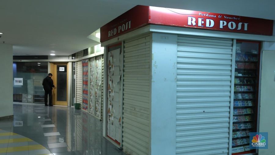 Warga melewati toko-toko kosong di Mal Plaza Semanggi, Jakarta, Selasa (6/6/2023). (վ/Tri Susilo)