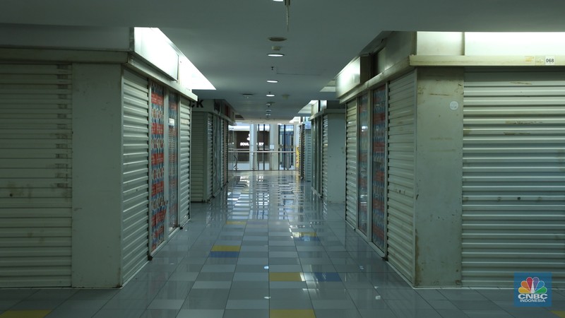 Warga melewati toko-toko kosong di Mal Plaza Semanggi, Jakarta, Selasa (6/6/2023). (վ/Tri Susilo)