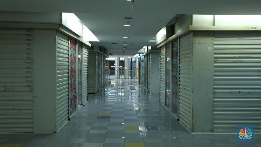 Warga melewati toko-toko kosong di Mal Plaza Semanggi, Jakarta, Selasa (6/6/2023). (վ/Tri Susilo)