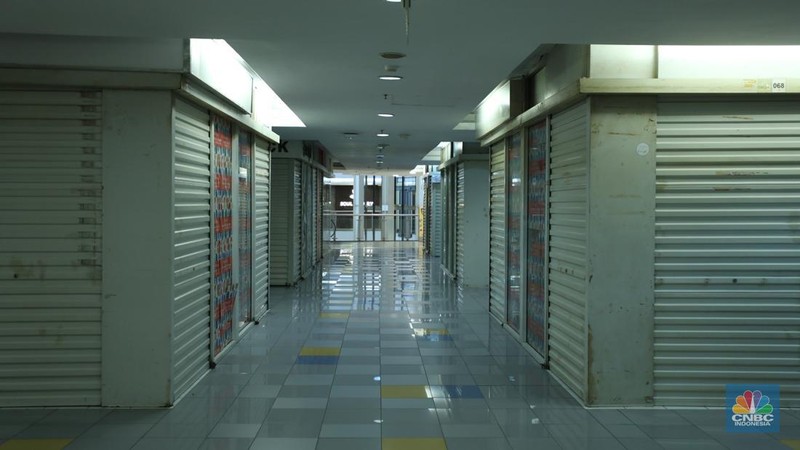 Warga melewati toko-toko kosong di Mal Plaza Semanggi, Jakarta, Selasa (6/6/2023). (վ/Tri Susilo)