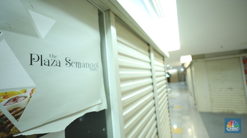 Warga melewati toko-toko kosong di Mal Plaza Semanggi, Jakarta, Selasa (6/6/2023). Warga melewati toko-toko kosong di Mal Plaza Semanggi, Jakarta, Selasa (6/6/2023). (²©²ÊÍøÕ¾/Tri Susilo)