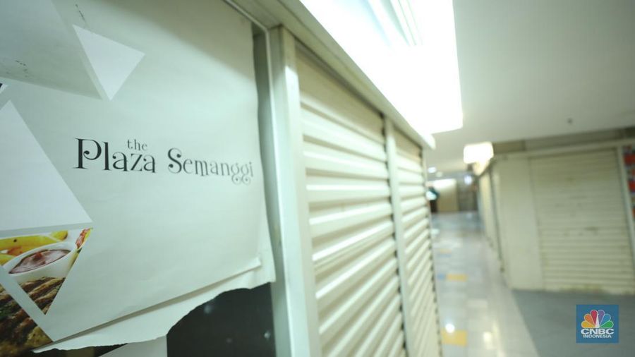 Warga melewati toko-toko kosong di Mal Plaza Semanggi, Jakarta, Selasa (6/6/2023). (վ/Tri Susilo)