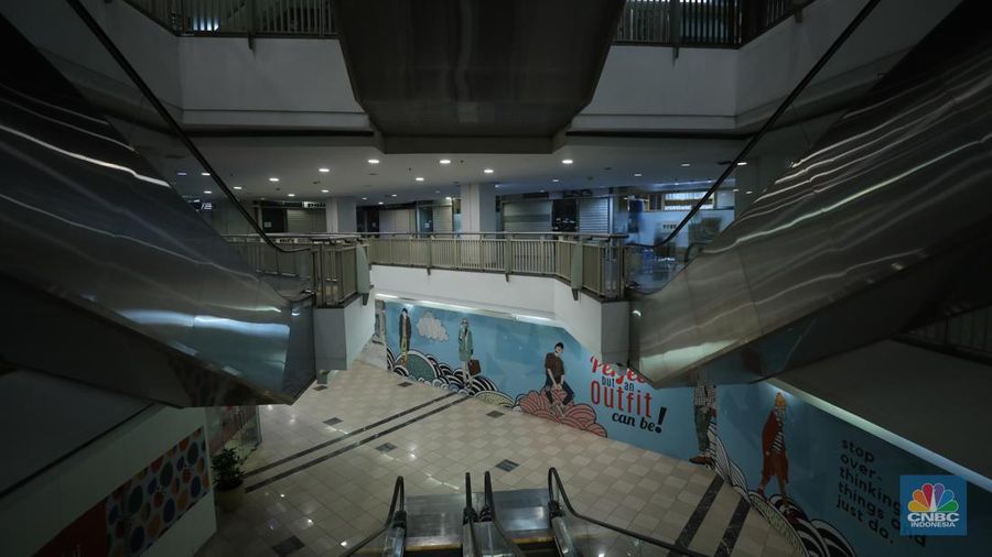 Warga melewati toko-toko kosong di Mal Plaza Semanggi, Jakarta, Selasa (6/6/2023). (վ/Tri Susilo)
