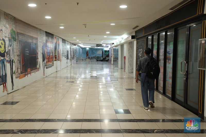 Warga melewati toko-toko kosong di Mal Plaza Semanggi, Jakarta, Selasa (6/6/2023). Warga melewati toko-toko kosong di Mal Plaza Semanggi, Jakarta, Selasa (6/6/2023). (²©²ÊÍøÕ¾/Tri Susilo)
