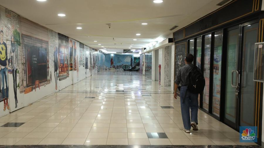 Warga melewati toko-toko kosong di Mal Plaza Semanggi, Jakarta, Selasa (6/6/2023). (վ/Tri Susilo)