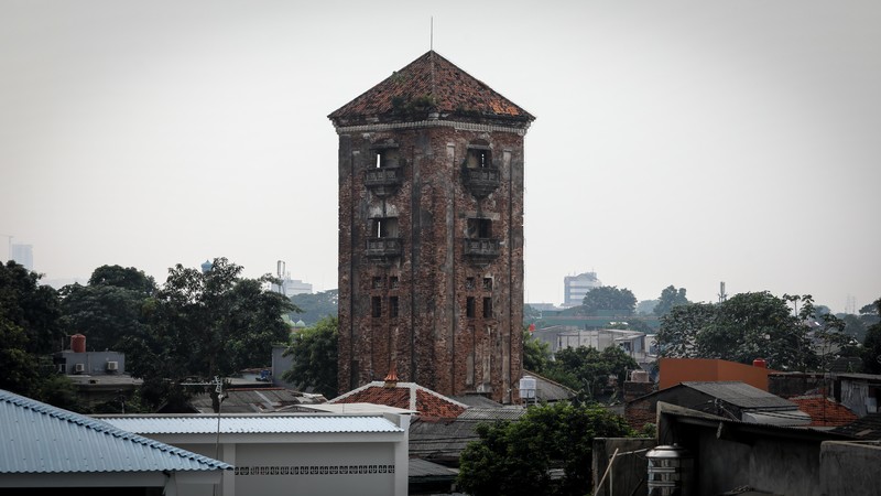 Warga melihat Menara Air Manggarai yang berada di RT 007 RW 011, Manggarai, Tebet, Jakarta, Selasa (6/6/2023). (CNBC Indonesia/Faisal Rahman)