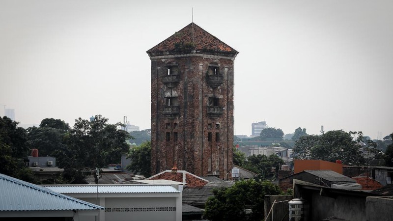 Warga melihat Menara Air Manggarai yang berada di RT 007 RW 011, Manggarai, Tebet, Jakarta, Selasa (6/6/2023). (CNBC Indonesia/Faisal Rahman)