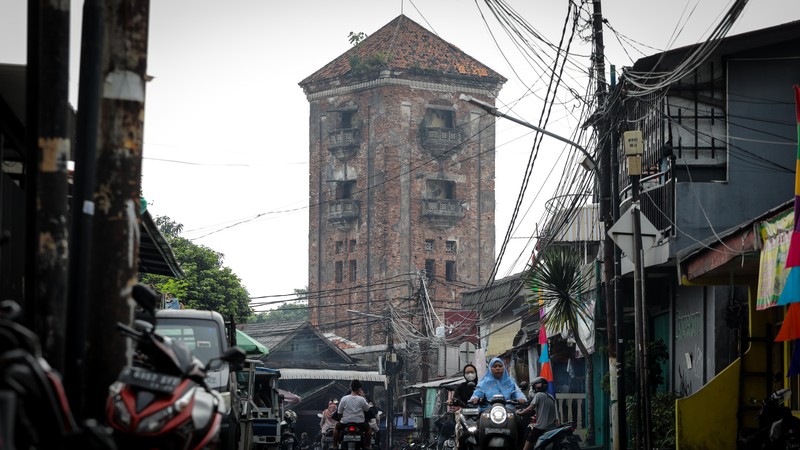 Warga melihat Menara Air Manggarai yang berada di RT 007 RW 011, Manggarai, Tebet, Jakarta, Selasa (6/6/2023). (CNBC Indonesia/Faisal Rahman)