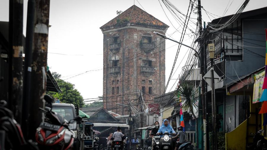 Warga melihat Menara Air Manggarai yang berada di RT 007 RW 011, Manggarai, Tebet, Jakarta, Selasa (6/6/2023). (CNBC Indonesia/Faisal Rahman)