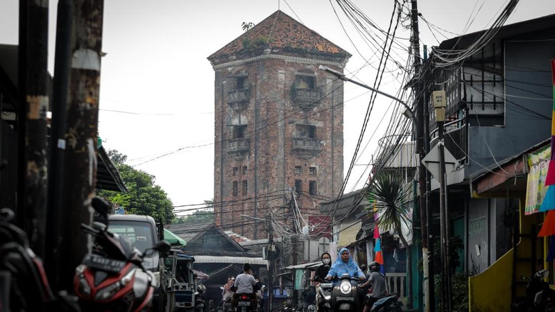Warga melihat Menara Air Manggarai yang berada di RT 007 RW 011, Manggarai, Tebet, Jakarta, Selasa (6/6/2023). (CNBC Indonesia/Faisal Rahman)