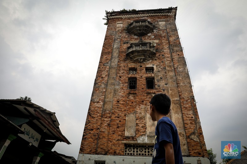 Warga melihat Menara Air Manggarai yang berada di RT 007 RW 011, Manggarai, Tebet, Jakarta, Selasa (6/6/2023). (CNBC Indonesia/Faisal Rahman)