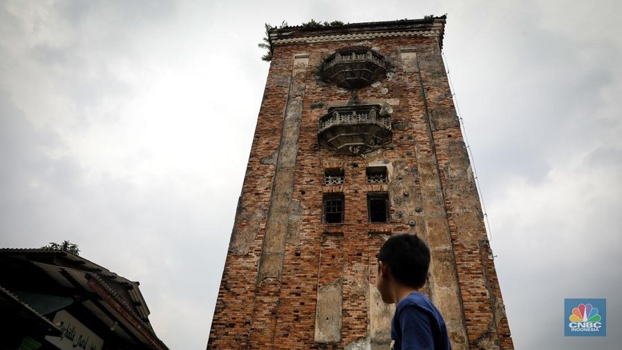 Warga melihat Menara Air Manggarai yang berada di RT 007 RW 011, Manggarai, Tebet, Jakarta, Selasa (6/6/2023). (CNBC Indonesia/Faisal Rahman)